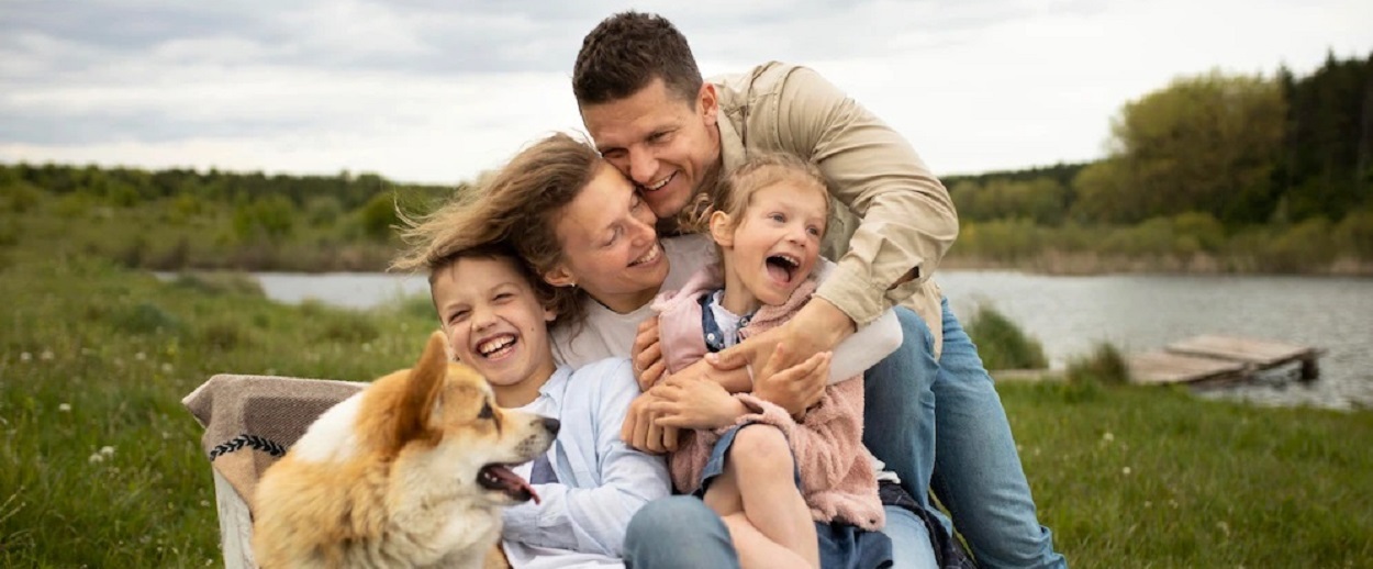 medium-shot-happy-family-2570