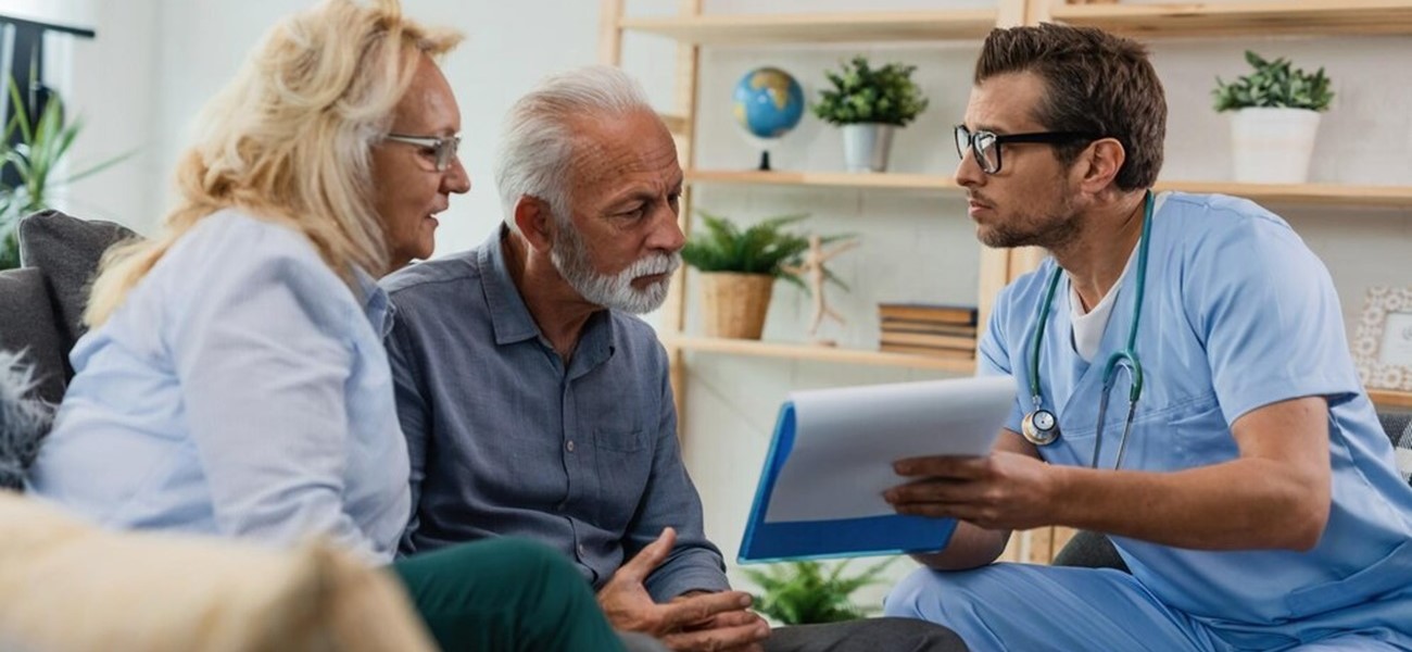 ‏‏general-practitioner-showing-senior-couple-medical-documents-while-being-home-visit_637285-1346 - עותק